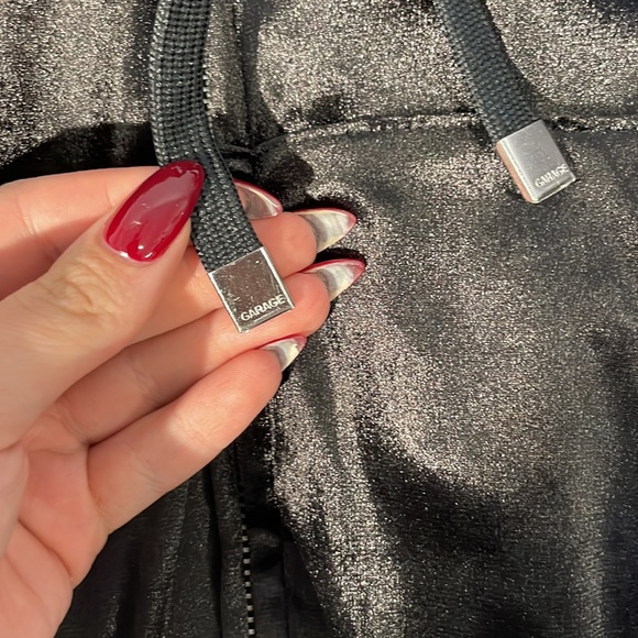 VELVET CROPPED BLACK ZIP HOODIE from Garage Clothing (size XS) - Picture 3 of 5